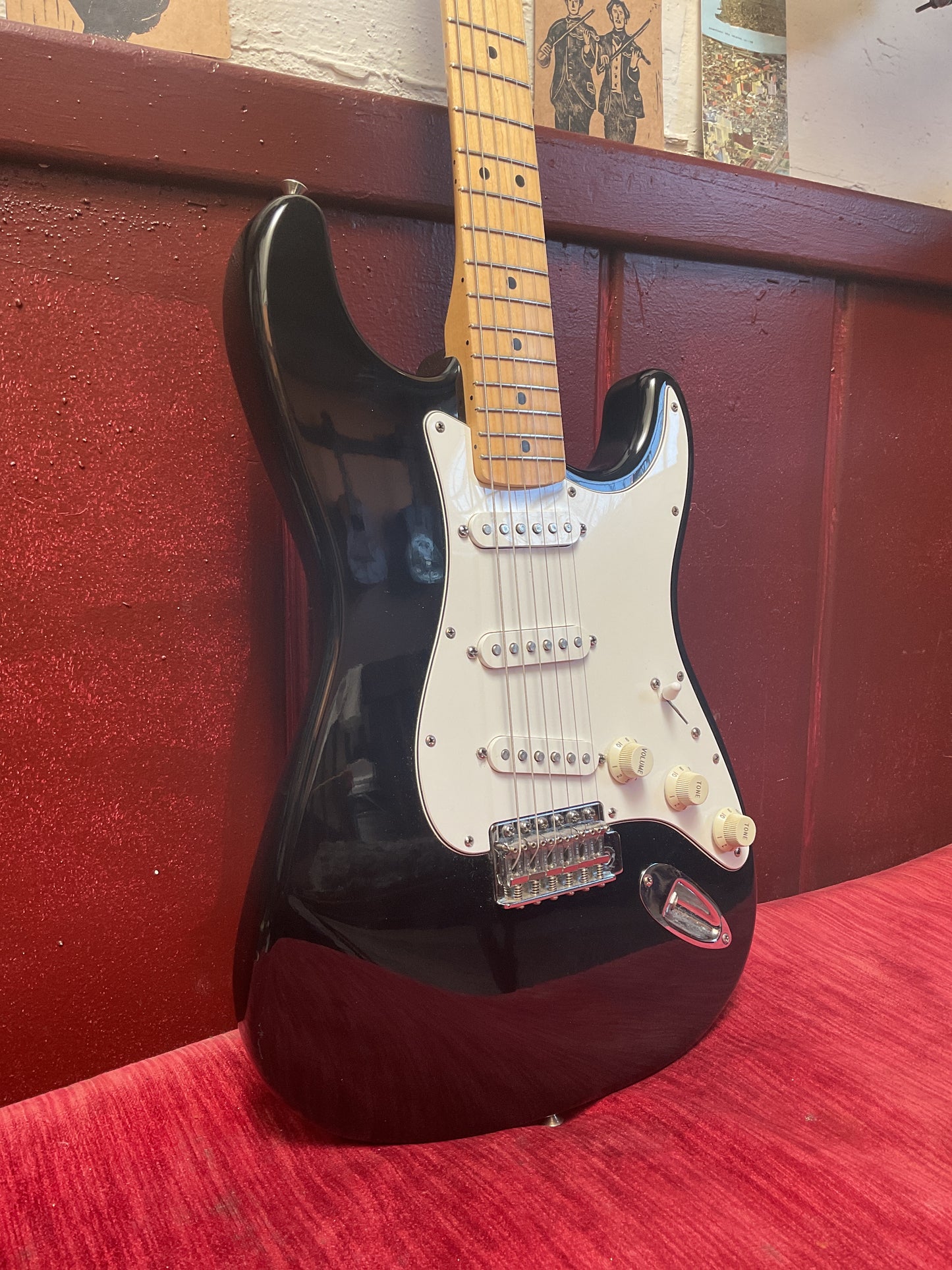 Black Fender Stratocaster (1996 | MIM) with Bag