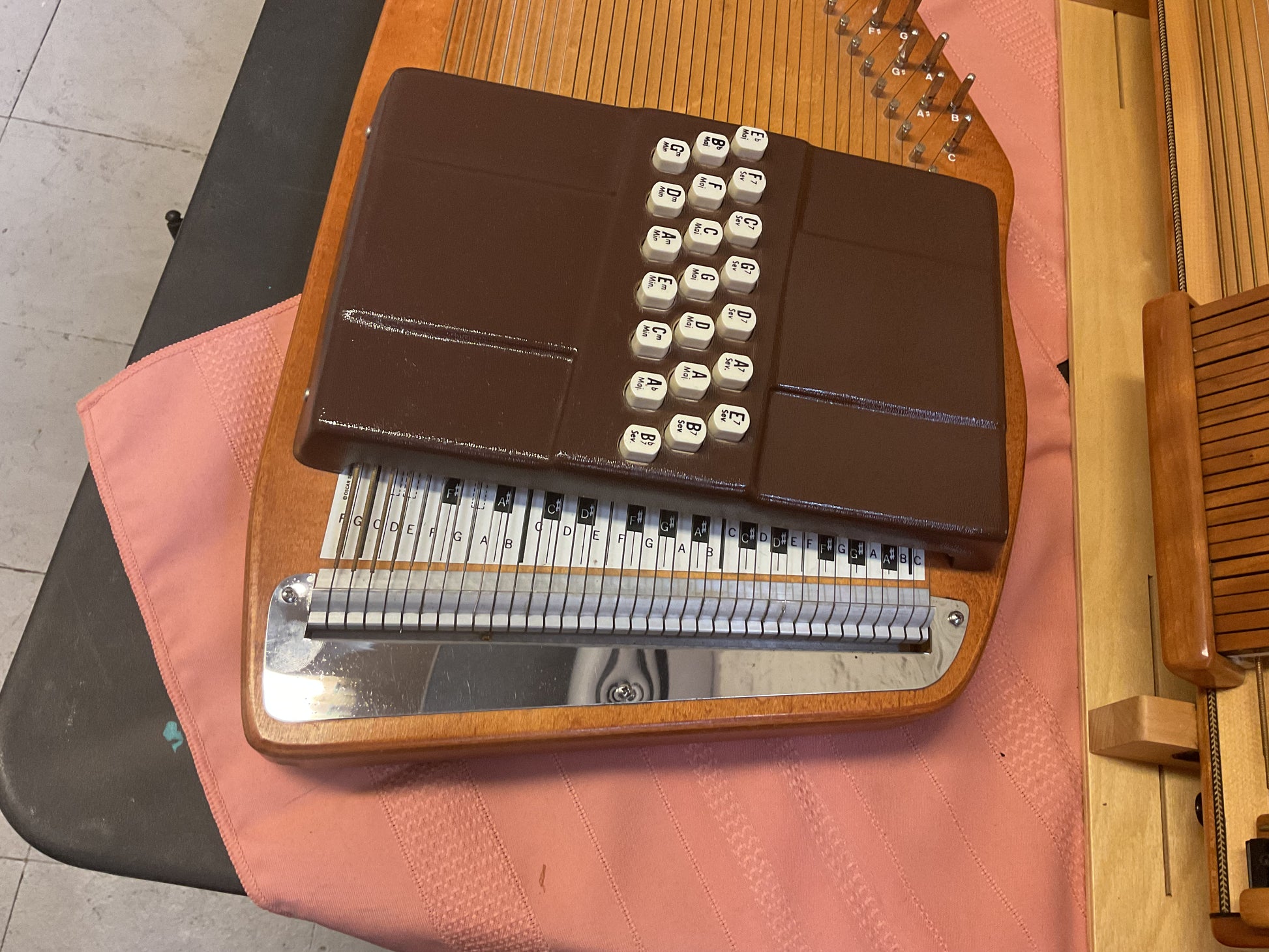Oscar Schmidt 21-Chord Autoharp (1970s | American) with Case – The Oscar Schmidt 21-Chord Autoharp (1970s | American) with Case – The
